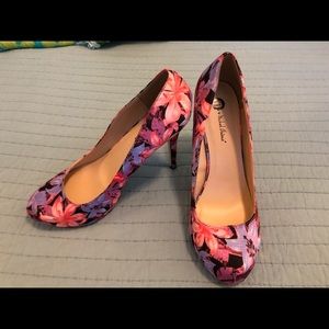 Brand new Michael Antonia Floral heels size 10